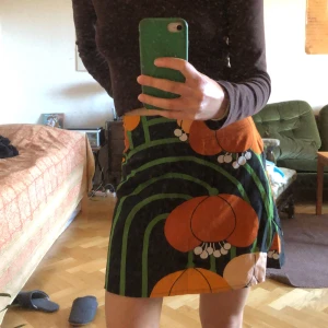 Retrokjol  - En underbar retrokjol ärvd av mamma från 70-talet. XS-S. Fint skick, inga hål eller dylikt. Hoppas någon vill bära vidare detta blommiga arv då jag själv inte använder kjol tillräckligt ofta! 