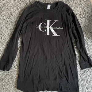 Calvin Klein nattlinne - Svart nattlinne från Calvin Klein i storlek S. Använt 1-2 gånger