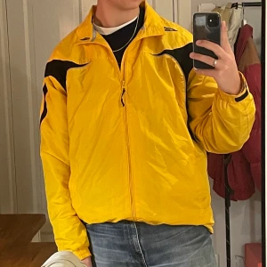 Vintage windbreaker umbro  - vintage umbro windbreaker, köpt på secondhand men säljer den då jackan ej kommer till användning. sitter snyggt oversized och passar storlek S-L beroende på passformen man vill ha (är storlek L herr), perfekt som hötjacka 