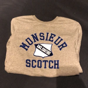 MONSIEUR SCOTCH {Amsterdam Couture} - Storlek S. Bra skick. 3 år gammal.   En väldigt eftertraktad tröja som är klassisk men väldigt snygg. Oerhört bra passform om du har storlek S. 