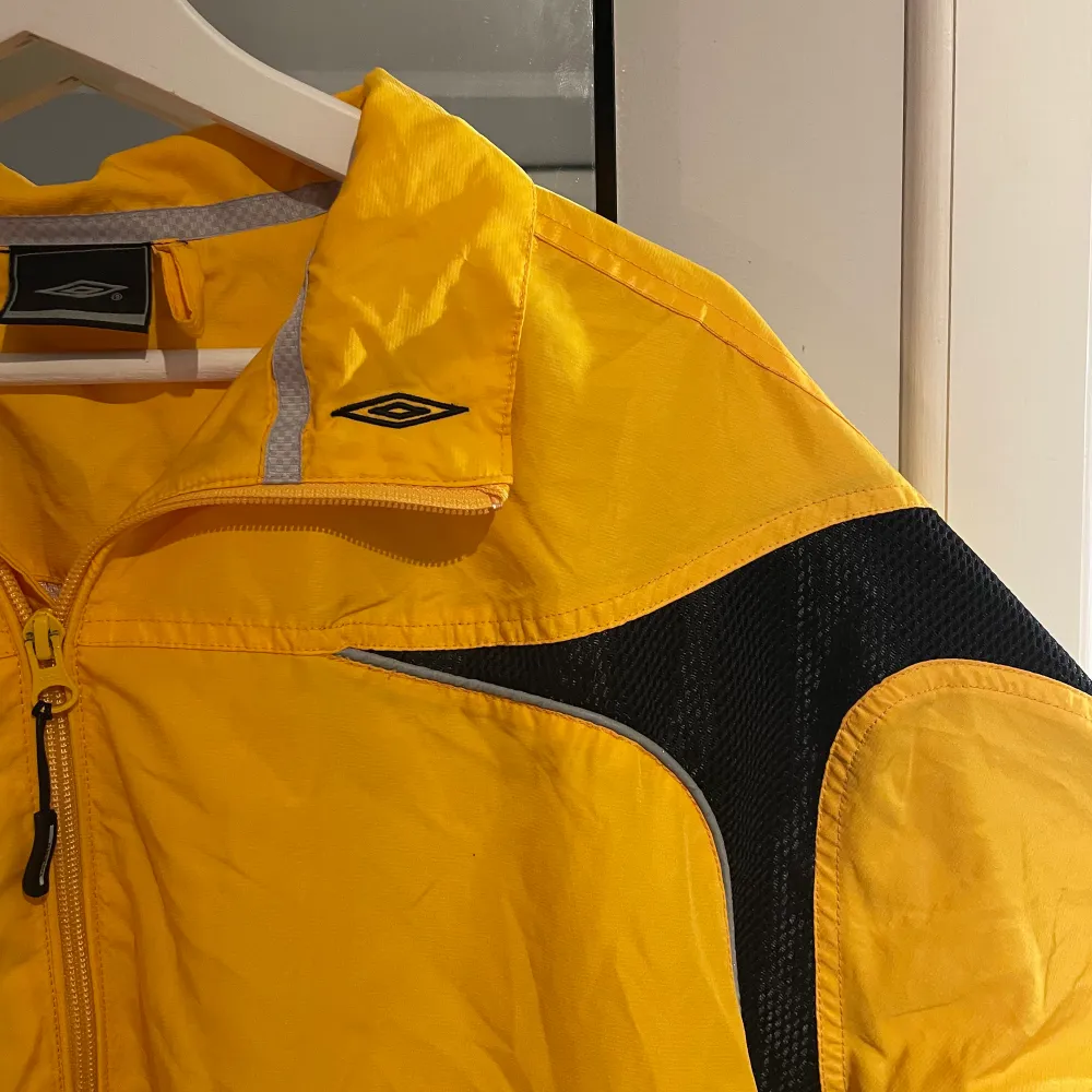 vintage umbro windbreaker, köpt på secondhand men säljer den då jackan ej kommer till användning. sitter snyggt oversized och passar storlek S-L beroende på passformen man vill ha (är storlek L herr), perfekt som hötjacka . Jackor.