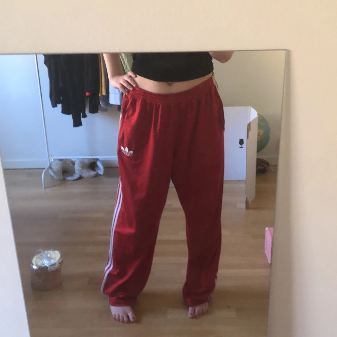 Röda adidas byxor - 90