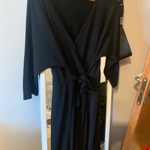 Svart elegant klänning - Jätte fin klänning man knyter fram