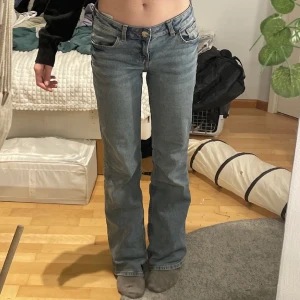 Lågmidjade jeans  - Ett par super snygga Lågmidjade jeans från HM som köptes inte länge sen. Använt inte så mycket och är i bra form. Köp direkt för 500kr
