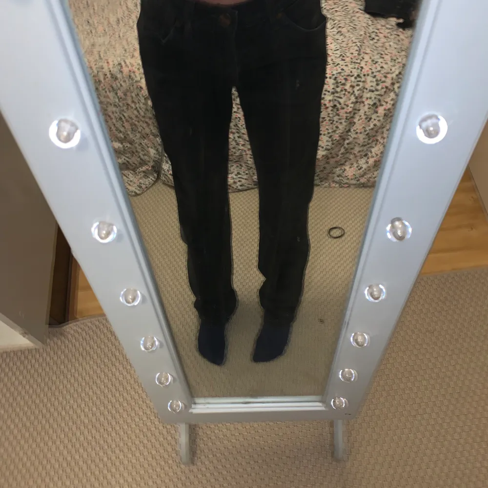 Jag har exakt likadana jeans fast i grå/svart färg men dessa är hel svarta. De heter Wrangles bryson. De är i jätte bra skick. Jeans & Byxor.