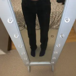 Jag har exakt likadana jeans fast i grå/svart färg men dessa är hel svarta. De heter Wrangles bryson. De är i jätte bra skick