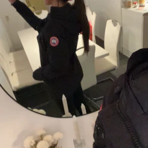 Canada goose jacka - Säljer min fina canada goose jacka som jag själv köpt för ca 10 000kr. Den är i väldigt bra skick och inget fel med den. Äkta såklart. Seriösa köpare bara 