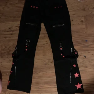 Alternativa byxor - Snygga HELT oanvända byxor från emmiol! Riktigt snygga till en alternativ look💋 endast testade men alldeles för små för mig som har L. Stjärnor och dragkedjor. Tryck ej på köp nu💋