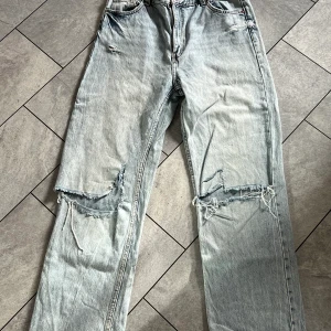 Jeans  - Säljer dessa snygga bershka jeansen (aldrig använda)pga att jag beställde fel storlek 