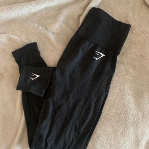 Vital seamless 2.0 tights black marl - Storlek S, är i nyskick då de ej använts mer än 1-2 ggr. Frakt tillkommer på 52kr!