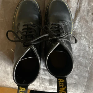 Dr Martens kängor - Så skön känga från märket Dr. Martens! Ungefär 2 år gamla men har hållit dem i bra skick för att kunna sälja dem så småningom <3