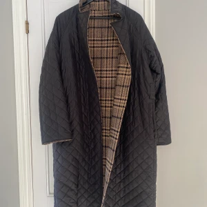 Ganni kappa - super snygg kappa från Ganni, endast testad. köpt 2020, finns inte längre i butik💕