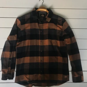 Quicksilver oversize skjorta - Quicksilver oversize skjorta i storlek XL.  Mycket bra skick, knappt använd. 
