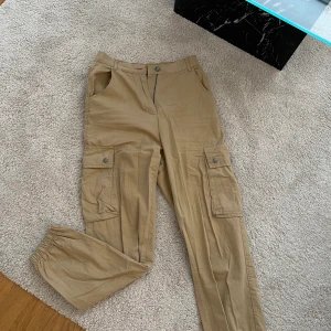 Beige Cargo byxor  - Storlek 38