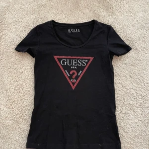 Guess T-shirt med stenar  - Storlek S, använd ett fåtal gånger 