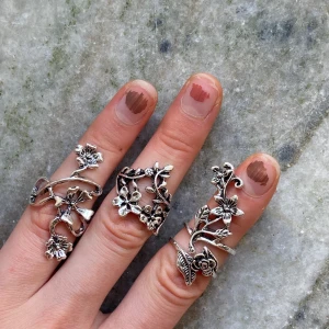 Ringar - 4 st otroligt vackra ringar men för små för mig. Helt nya! Säljes som ett paket. Möts upp i Stockholm eller skickar mot fraktkostnad <3