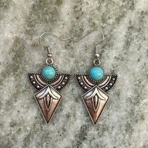 Örhängen - Fina örhängen men har flera liknande redan. 5,5 cm mätt från hålet i örat. Möts upp i Stockholm eller skickar mot fraktkostnad <3