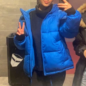 Hm puffer jacka - Puffer jacka från HM i nyskick stl S. Har endast använt den 3 gånger förra vintern så den är precis som ny. Denna färg säljs tyvärr inte längre. Kan mötas upp i Gbg eller fraktas mot konstnad.🫶🏼