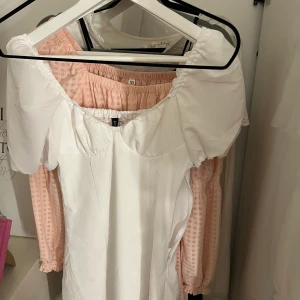 Vit klänning - Jag säljer min fina vita klänning då den är för liten! Endast testad🙌🏻