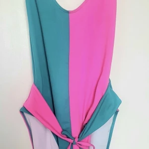 Ny. Två färgad Baddräkt Strl 46 - Aldrig använd. Samfraktar gärna 