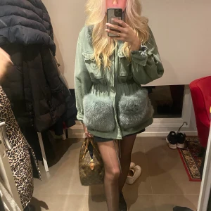 Custommade jacka  - Säljer min fina custommade jacka i den gamla modellen. Den är i bra skick och kvitto finns om de önskas🥰