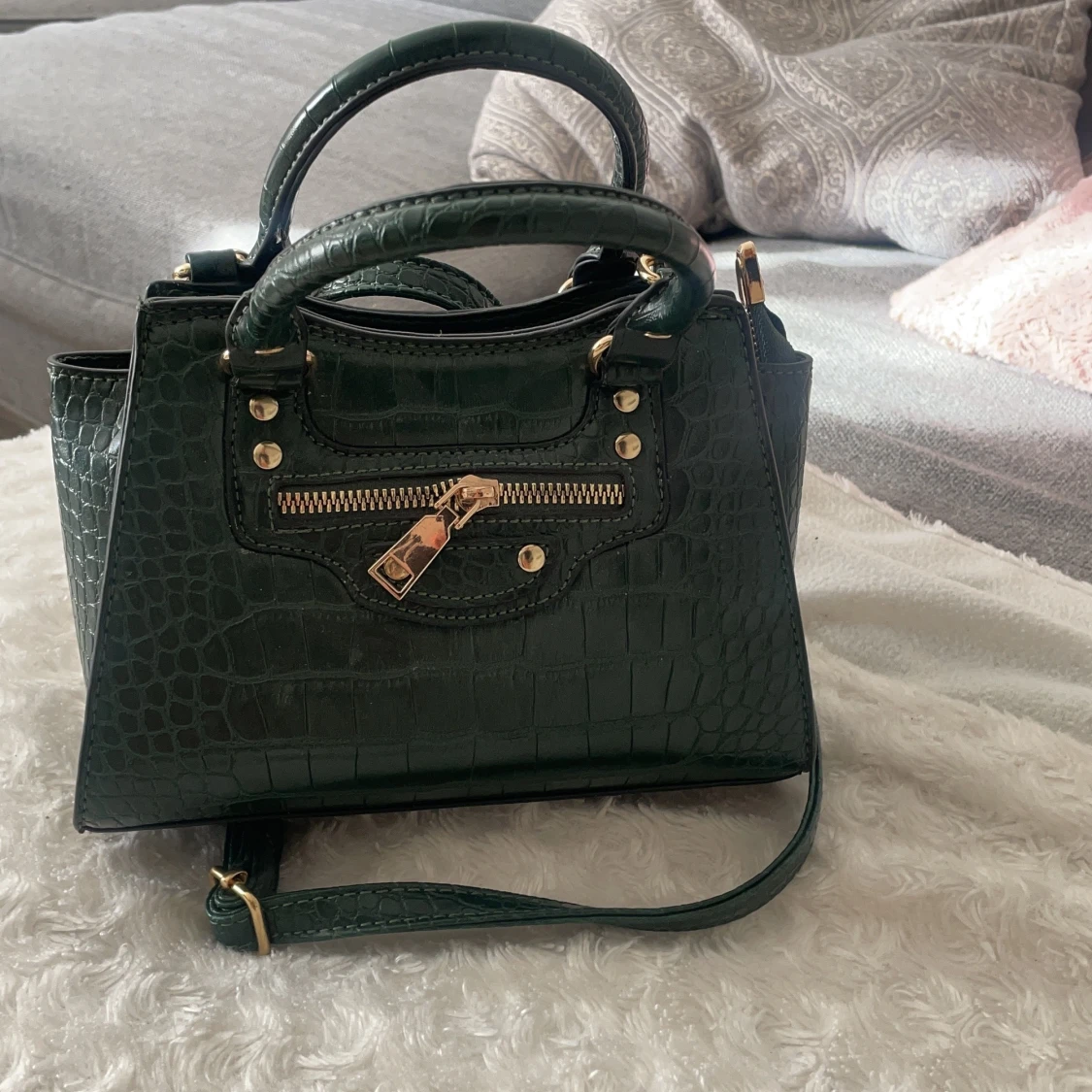 Grön väska med fina gulddetaljer! 