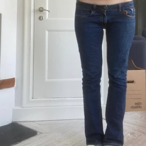 Lågmidjade jeans replay  - Hej! Säljer nu mina lågmidjade bootcut jeans från replay. De är i storlek 30 i midjan och 32 i längd. Passar mig som är 170 💕 Hör av er vid frågor 💕
