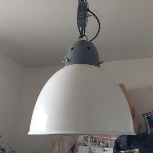 Industrilampa - Fin vit grå industrilampa