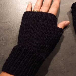 Nya svarta torgvantar stl S-L - Nu finns ett par av de populära svarta torgvantarna tillgängliga! Stickade i ett garn som är varmt och skönt, men inte stickigt. Kan tvättas i 40 grader. Pris 87kr + frakt = 100 kr inkl.frakt med vanligt brev. Lite dyrare vid spårbar frakt. 