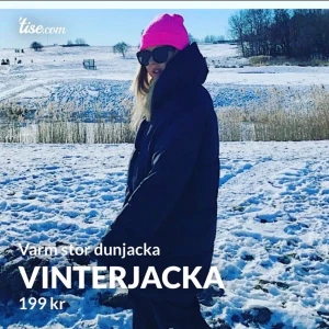 Vinter jacka lång dun - Älskar denna vinter jacka i dun en brun grå svart färg otroligt varm, du kommer inte frysa i vinter. Stor, lång,  gosig och snygg ❤️❤️🤩 Skriv för mer info och ang frakt /mötas upp  Storlek M Välskött Nypris 699kr Säljer för 299 utgångspris 