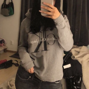 Hoodie  - Säljer en hoodie från Calvin klein i strl M då den inte används längre. Den är inte i nyskick men har inga skador så som hål eller fläckar