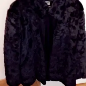 Hey Vill sälja min Det är en svart pälsjacka i faux fur . Jackan är ifrån Tiger of Sweden modellen heter jeans S