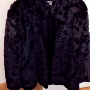 Tiger of Sweden  - Hey Vill sälja min Det är en svart pälsjacka i faux fur . Jackan är ifrån Tiger of Sweden modellen heter jeans S