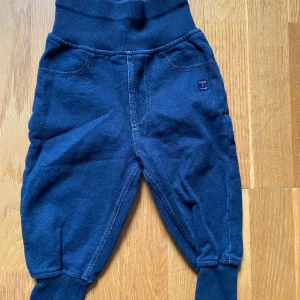 Polarn o pyret byxor  - Mjuka skön byxor från pop. Lite ytluddiga annars fina. Storlek 68