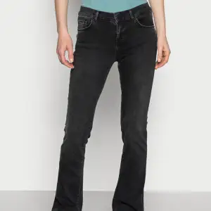 Säljer dessa mörkgrå ltb jeans! Köpta för ett år sen men har knappt använt dom. Skriv privat för fler bilder❤️nypris 829kr