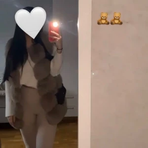 Äkta päls väst i storlek S/ 36  - Västen är i helt nytt skick, den är andvända ändats en gång. Super fin, super mjuk och härlig. 