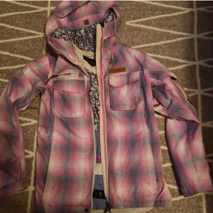 Ny jackan från peak performance  - Ny jackan från peak performance. Den är använd tre gånger. Storlek M.