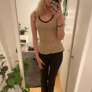 Nätlinne - Nätlinne i beige med svarta detaljer. Det finns inga defekter och kommer inte ihåg vart jag köpt den. Fin till hösten ❤️