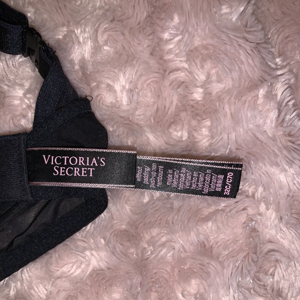 En rhinestone bh från Victoria’s secret💋.Som ny, endast använd 1-2 gånger då den var för liten. Storlek 70C eller 32C🤍Köpt för 600kr från Victoria’s secrets hemsida!. Övrigt.