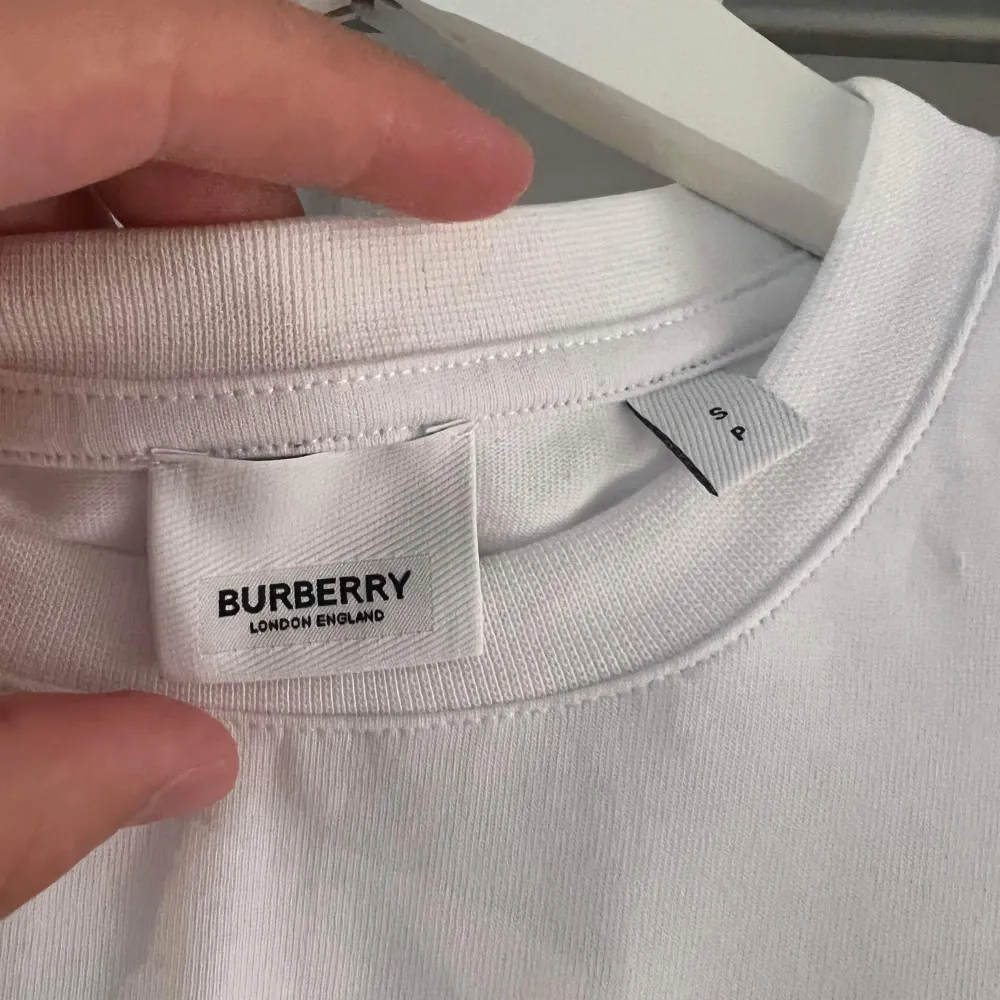 Burberry t shirt, storlek S och aldrig använt då den inte passar mig, Fick den som gåva från min farbror som bor i UK. Den är oversize och passar mer M storlek. . Skjortor.