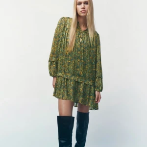 Zara klänning  - 💓Säljer min Zara klänning i storlek L då den tyvärr aldrig kommit till användning  💓Nyskick 💓Köparen står för frakt 