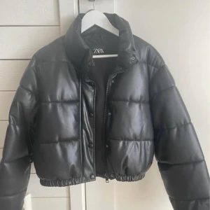 Zara puffer jacket  - Säljer nu min fina puffer jacket ifrån zara, köpt förra året och endast använd fåtal gånger 💕 Storlek: S  Köparen står för frakt 