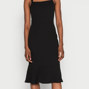 Svart klänning - Säljer min fina svarta klänning som jag endast använt en gång. Säljer den då den inte kommer att komma till någon användning. Väldigt skön material och ganska tunn. Nypris 379 säljer för 130kr