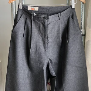 Kostymbyxor  - SKITSNYGGA kostymbyxor som är så där perfekt gråa! Snarlika de populära från Djerf Avenue. Köpta på Humana Secondhand på söder. För referens är jag 162 cm lång och längden passar utmärkt👌🏼✨använd endast en gång. Står ingen storlek men uppskattas till en M.