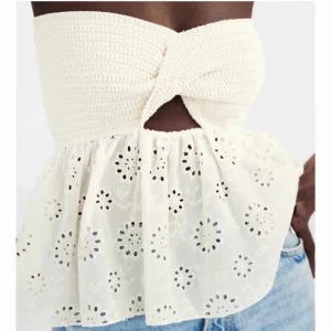 Zara topp - Säljer denna zara topp eftersom den aldrig kommit till användning🌸Prislapp är kvar! Bara testad🌸storlek M🌸Skriv för egna bilder🌸