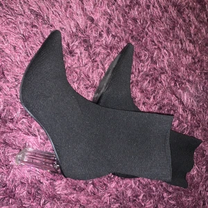 Svarta högklackat med clear heel - Nya knappt använda, 