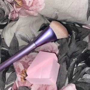 Säljer! - Säljer en sminkborste från H&M och 2 beauty blenders från Normal💓💓 skriv till mig om ni vill bara köpa 1 eller 2 av sakerna☺️