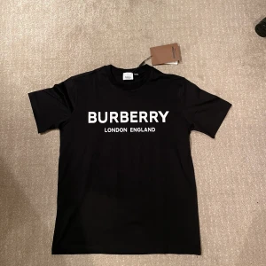 Burberry t-shirt - Säljer nu min burberry t-shirt som är helt ny! Den är i storlek XS men sitter som S/M. Skick 10/10  Den är självklart äkta! Hör av er om ni har frågor!