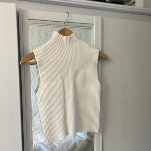 Zara stickad vit topp - Använd vid endast 1 tillfälle av min syrra, därför finns inte prislapp kvar. Originalpris var ca 350kr.