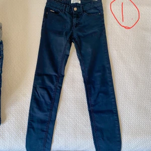 Jeans - 1. Svart Stradivarius storlek EUR 32 & 34 mycket bra skick!